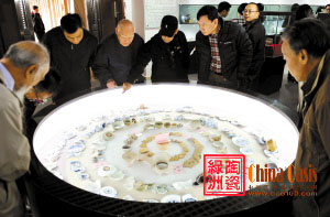 古陶瓷博物馆内的陶瓷碎片，按照中国历史朝代的顺序展示，让参观者感受中国陶瓷技艺的演进。